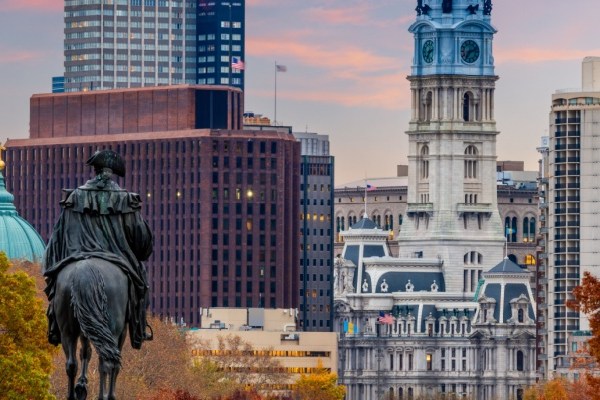 Philadelphia, Pennsylvania, USA in autumn overlooking Benjamin Franklin Parkway.